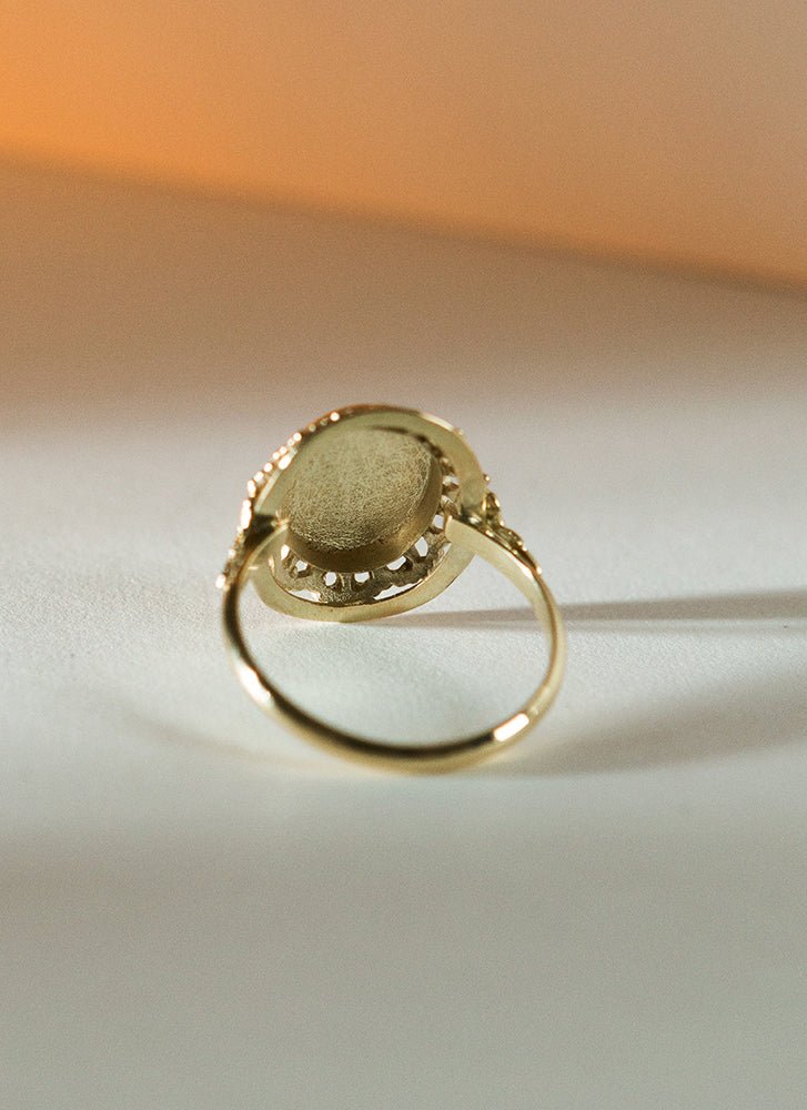 Dolly signet ring 14k gold - Studio Kroewe