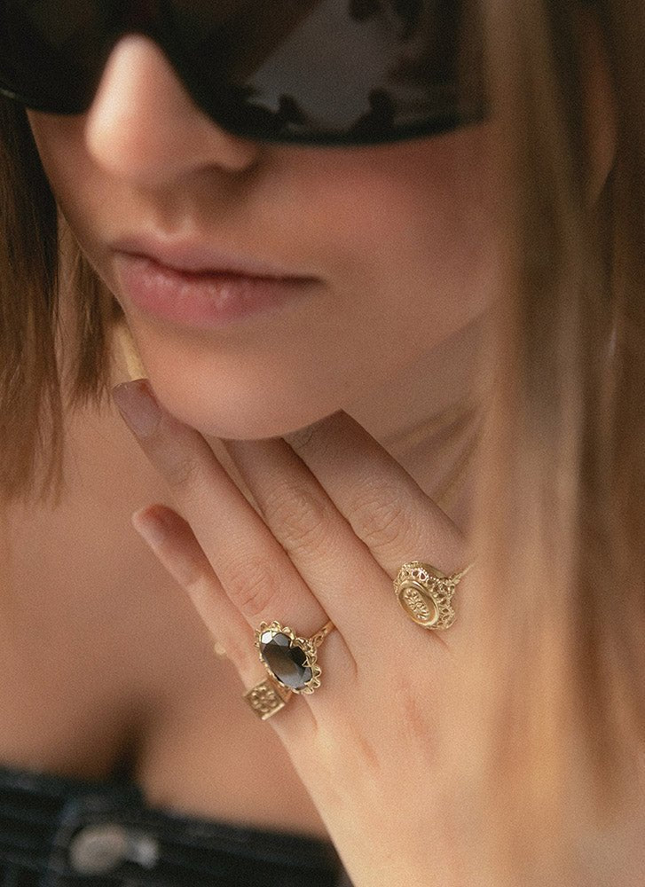 Dolly signet ring 14k gold - Studio Kroewe