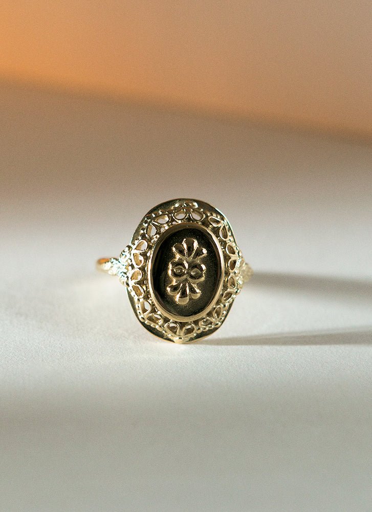 Dolly signet ring 14k gold - Studio Kroewe