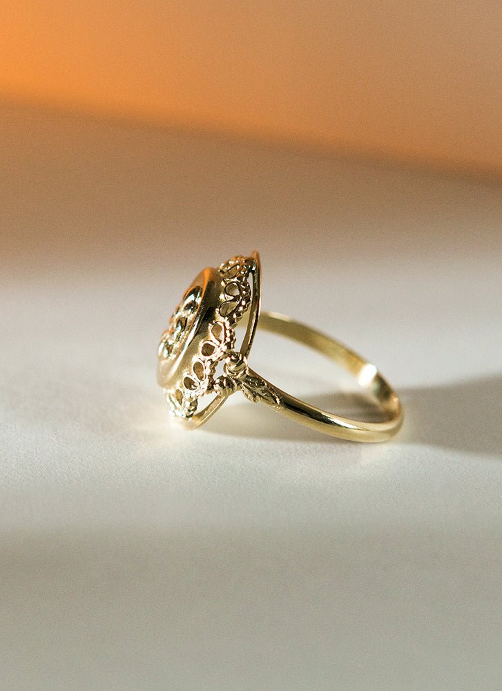 Dolly signet ring 14k gold - Studio Kroewe