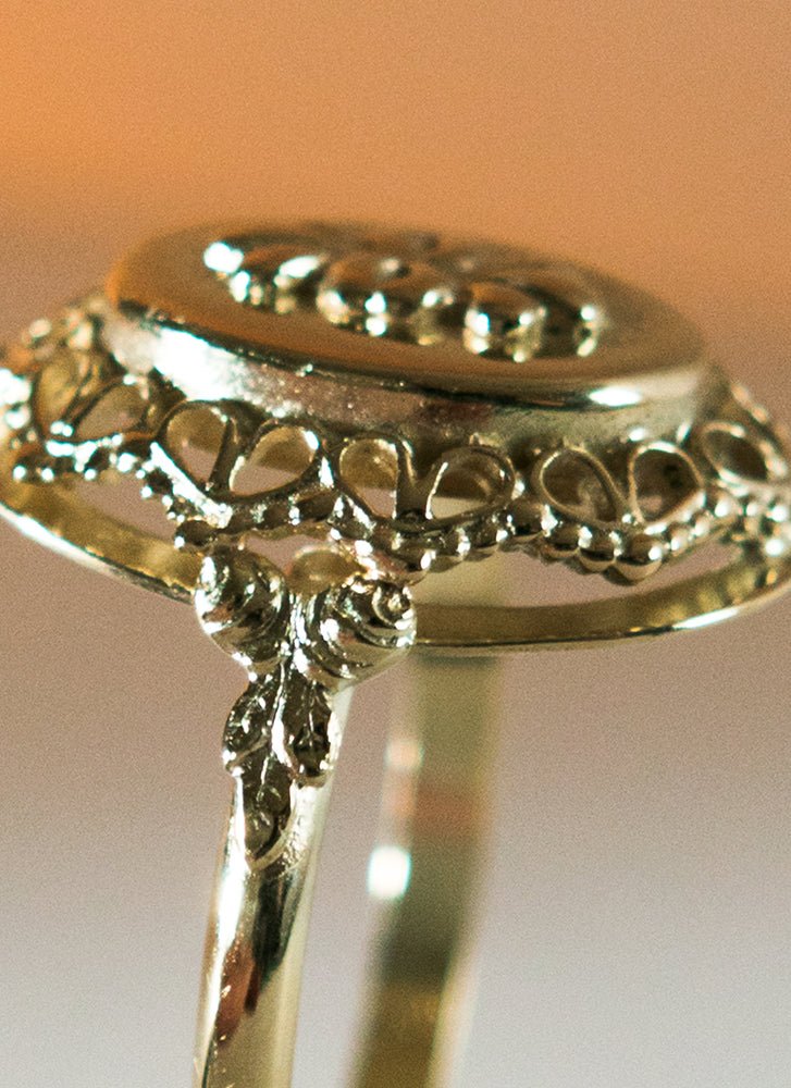 Dolly signet ring 14k gold - Studio Kroewe