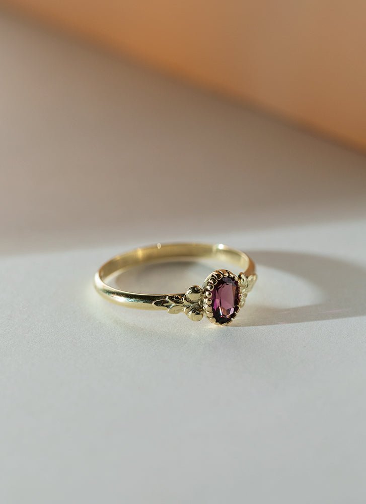 Goldie signet ring 14k gold - Studio Kroewe