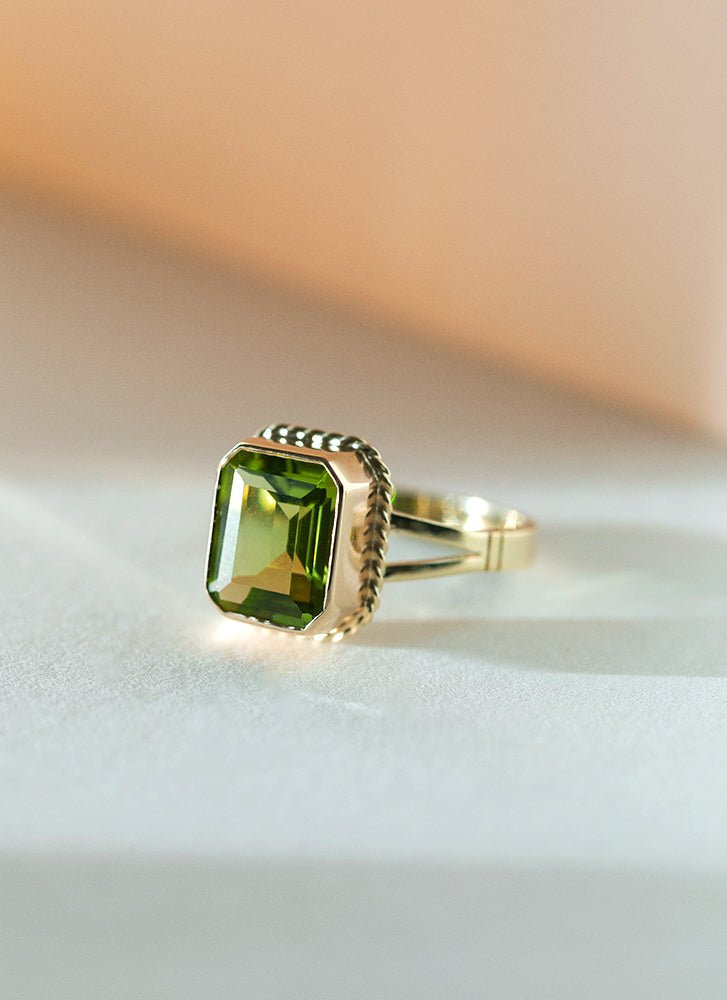 Emmeline peridot ring 14k gold - Studio Kroewe