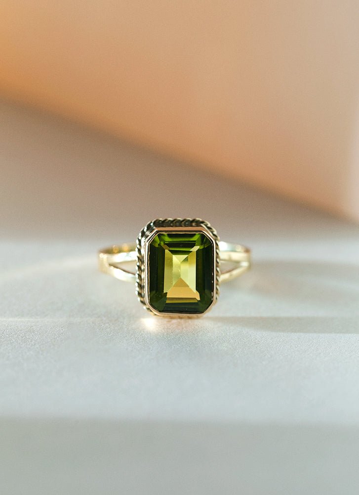 Emmeline peridot ring 14k gold - Studio Kroewe