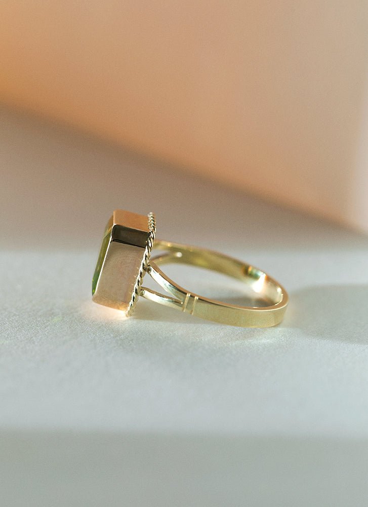 Emmeline peridot ring 14k gold - Studio Kroewe