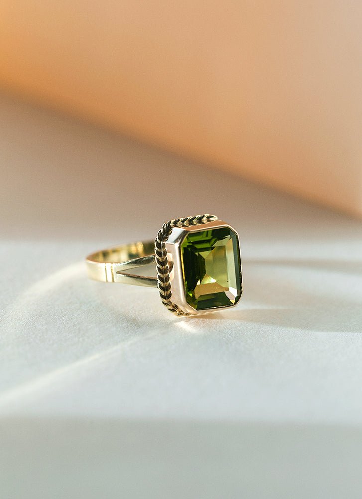 Goldie signet ring 14k gold - Studio Kroewe