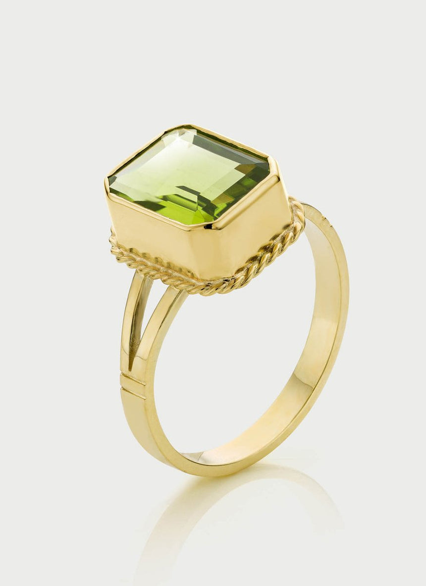 Emmeline peridot ring 14k gold - Studio Kroewe
