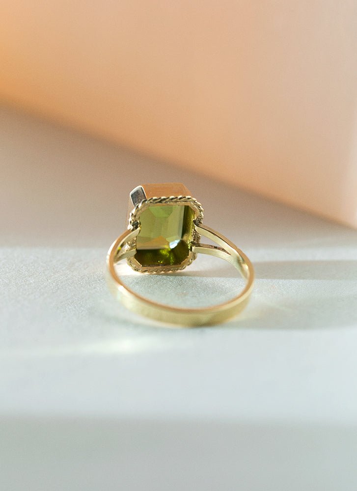 Emmeline peridot ring 14k gold - Studio Kroewe