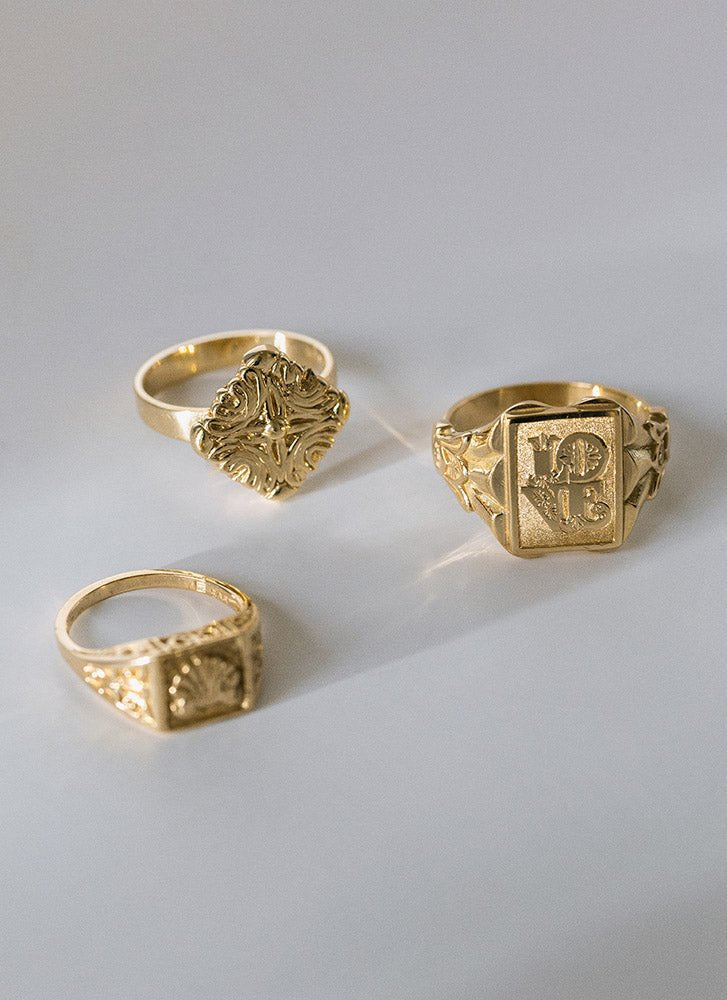 Freya love signet ring 14k gold - Studio Kroewe