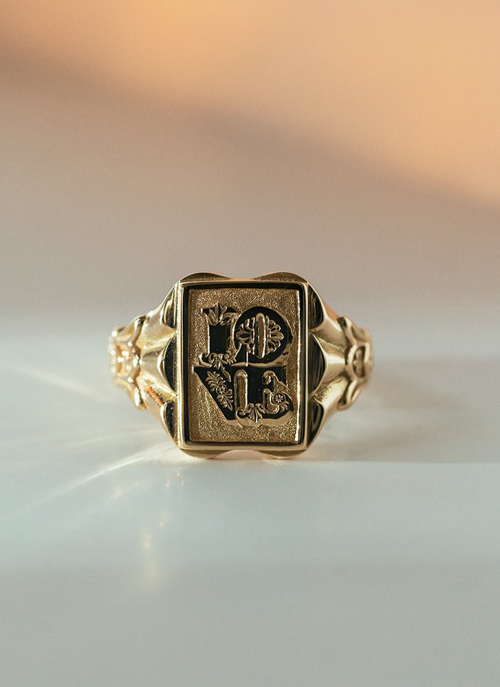 Freya love signet ring 14k gold - Studio Kroewe