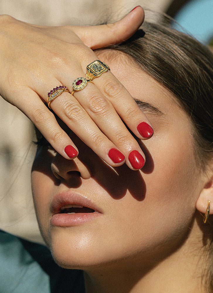 Freya love signet ring 14k gold - Studio Kroewe