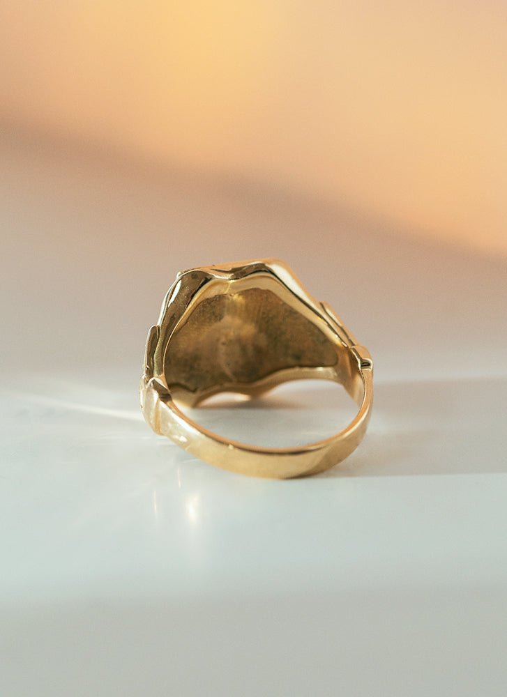 Freya love signet ring 14k gold - Studio Kroewe