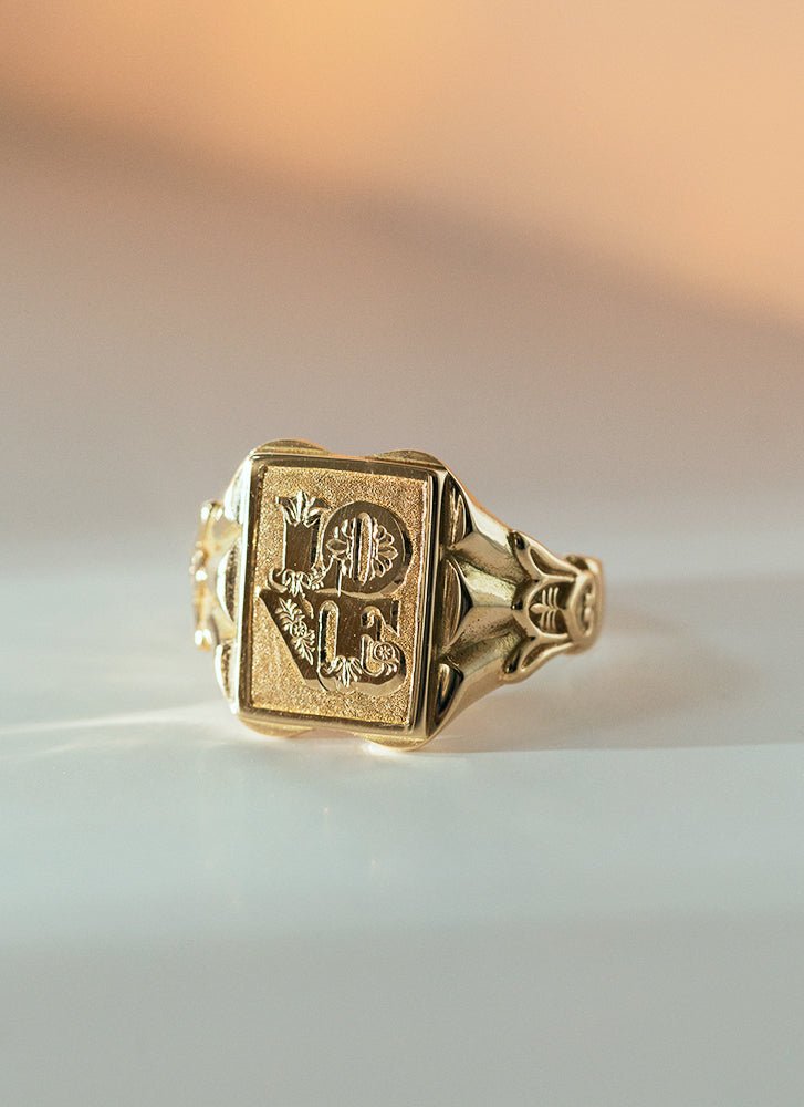 Freya love signet ring 14k gold - Studio Kroewe