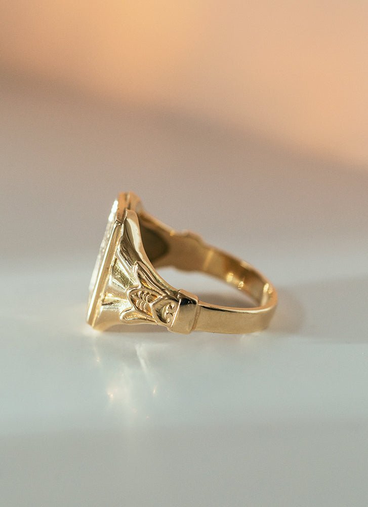 Freya love signet ring 14k gold - Studio Kroewe