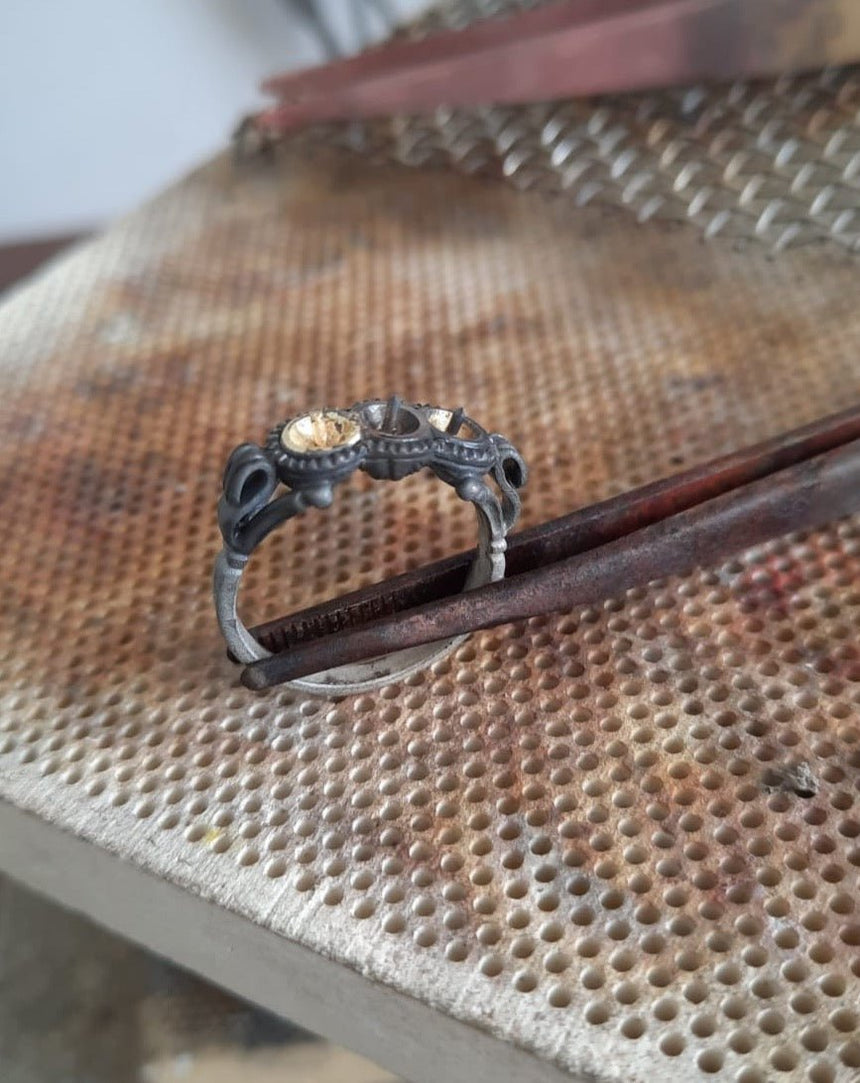 Hedy black pearl ring 14k gold - Studio Kroewe