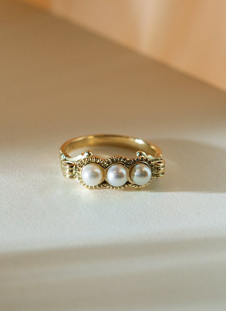 Hedy white pearl ring 14k gold - Studio Kroewe
