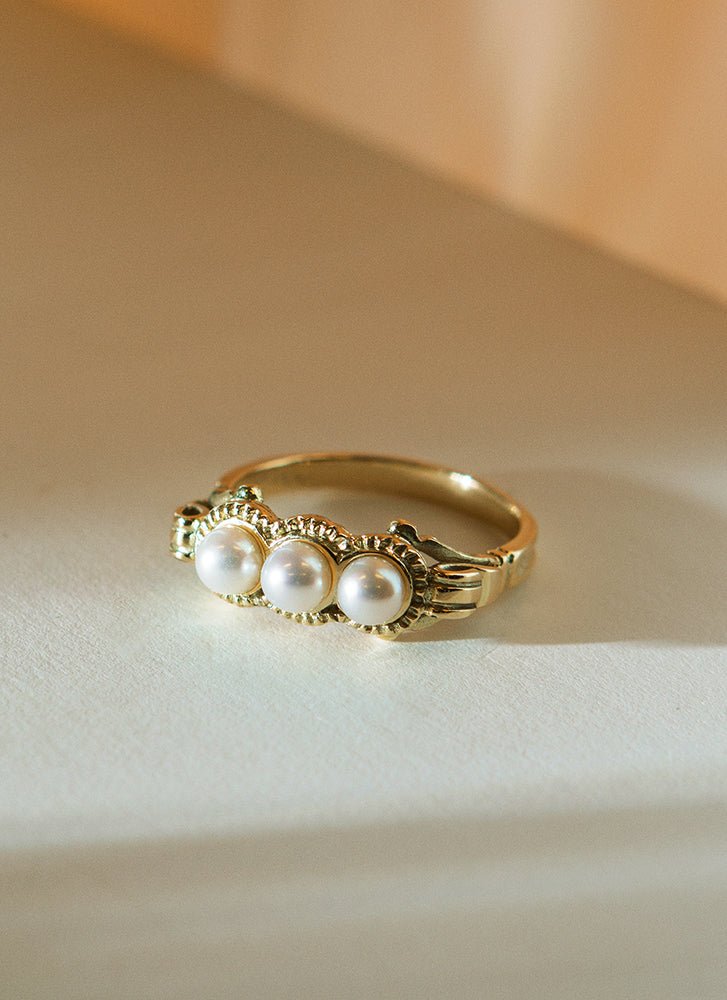 Hedy white pearl ring 14k gold - Studio Kroewe