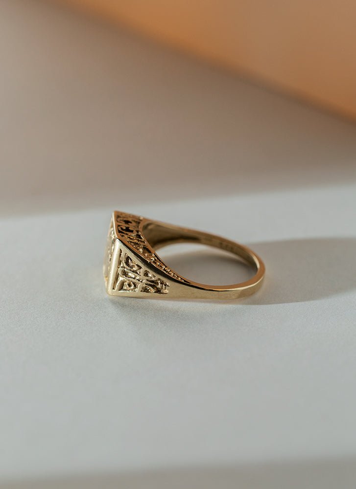Imone signet ring 14k gold - Studio Kroewe