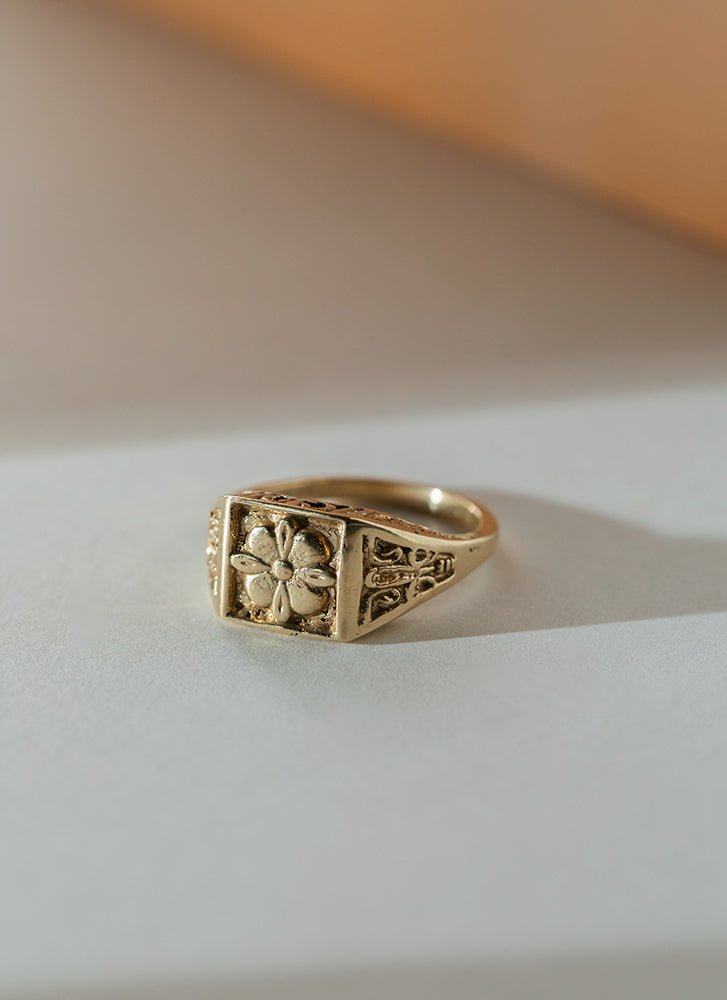 Imone signet ring 14k gold - Studio Kroewe
