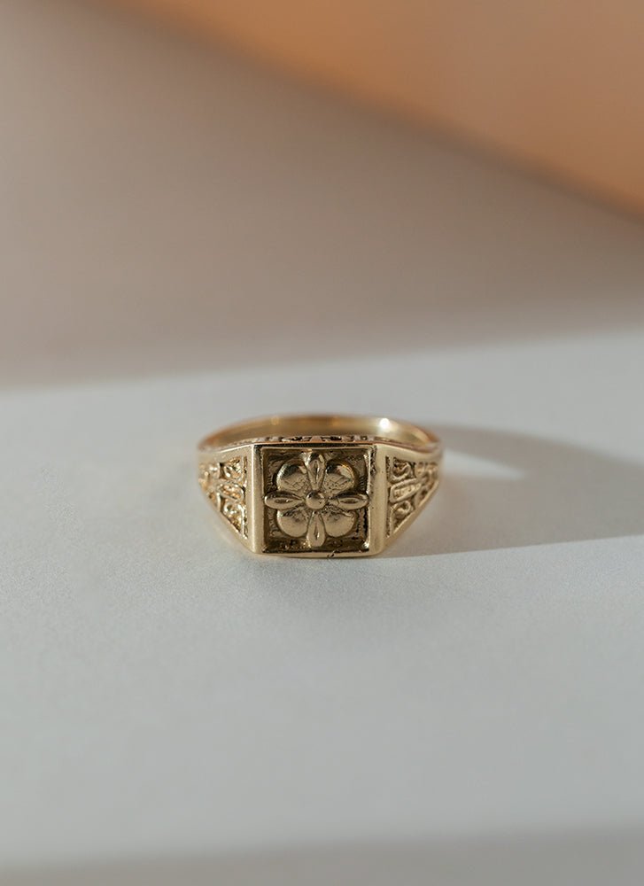 Imone signet ring 14k gold - Studio Kroewe