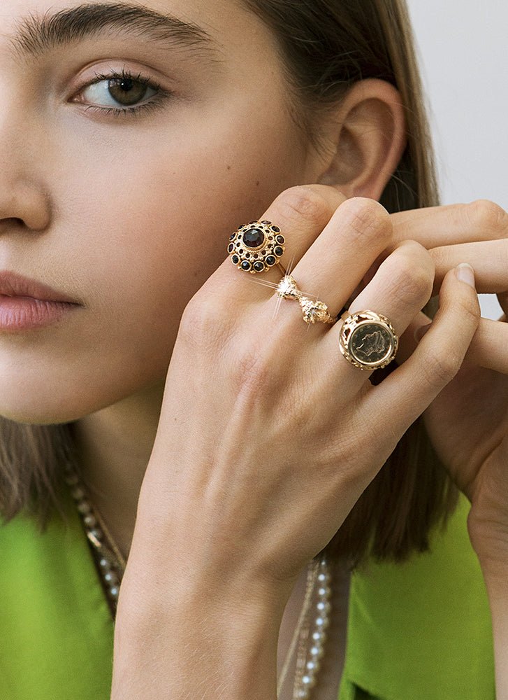 Goldie signet ring 14k gold - Studio Kroewe