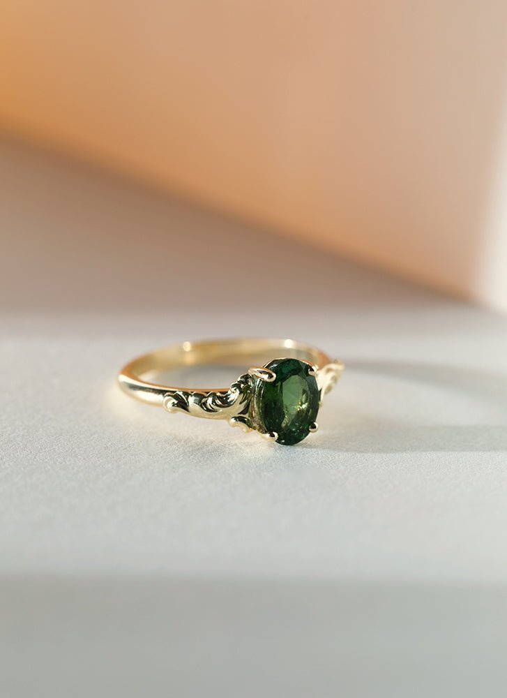 Goldie signet ring 14k gold - Studio Kroewe