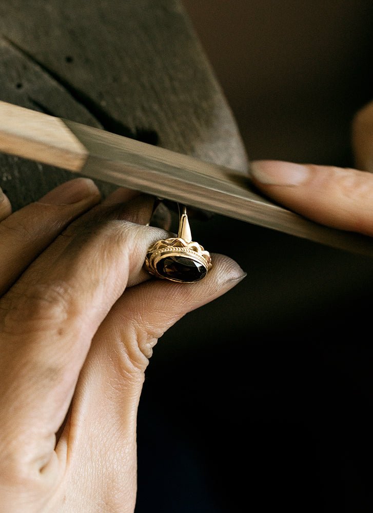 LIMITED EDITION | Poppy garnet ring 14k gold - Studio Kroewe