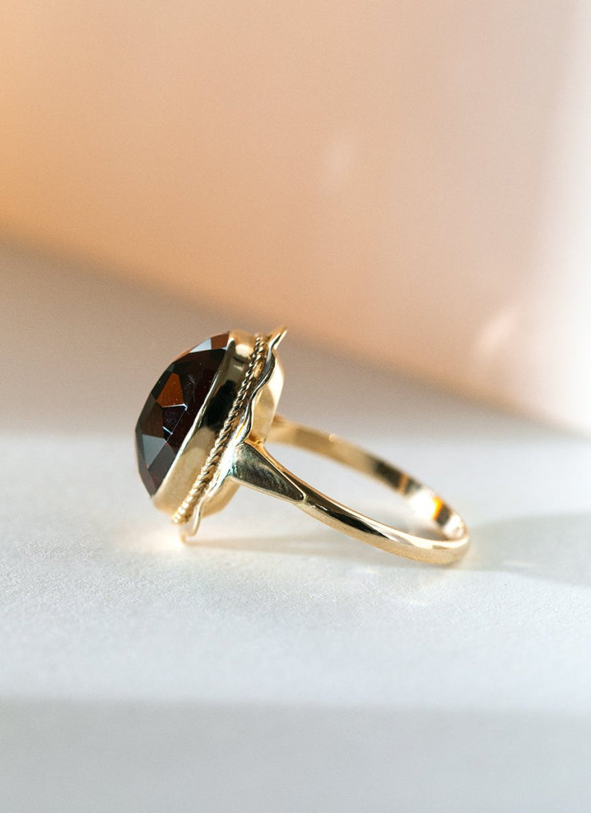 LIMITED EDITION | Poppy garnet ring 14k gold - Studio Kroewe