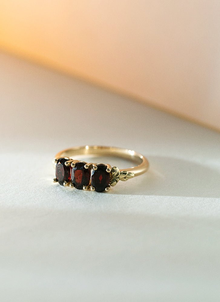Max garnet ring 14k gold - Studio Kroewe