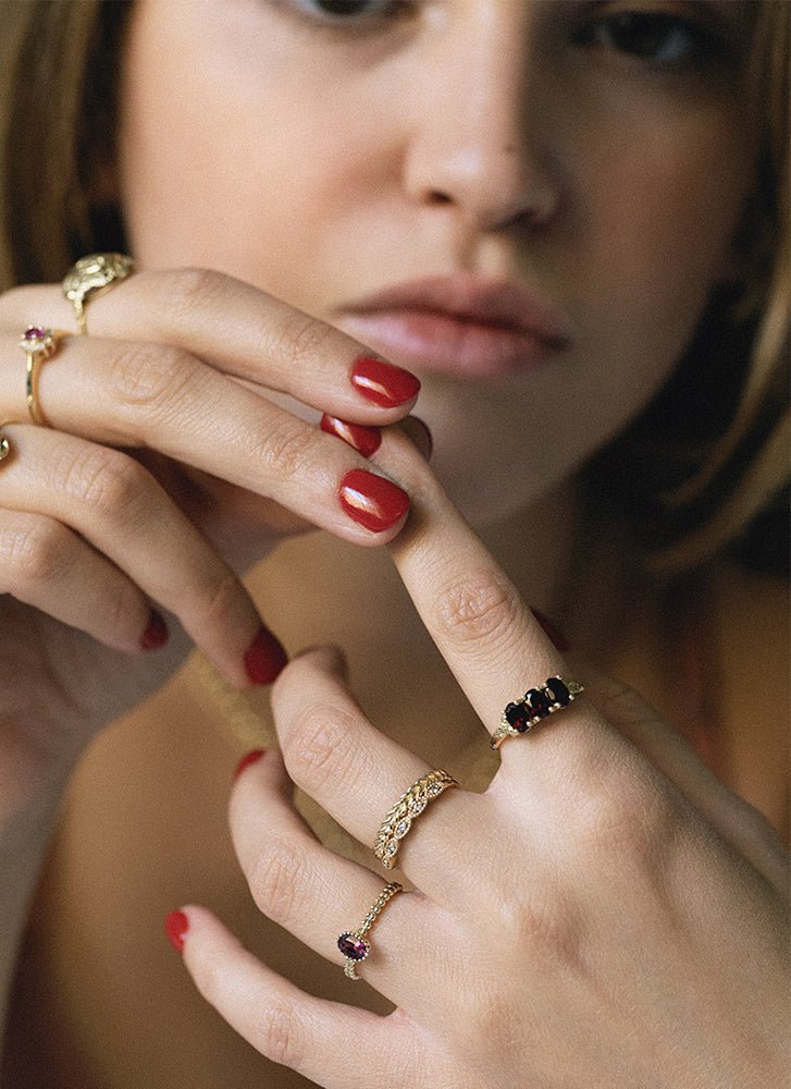 Max garnet ring 14k gold - Studio Kroewe