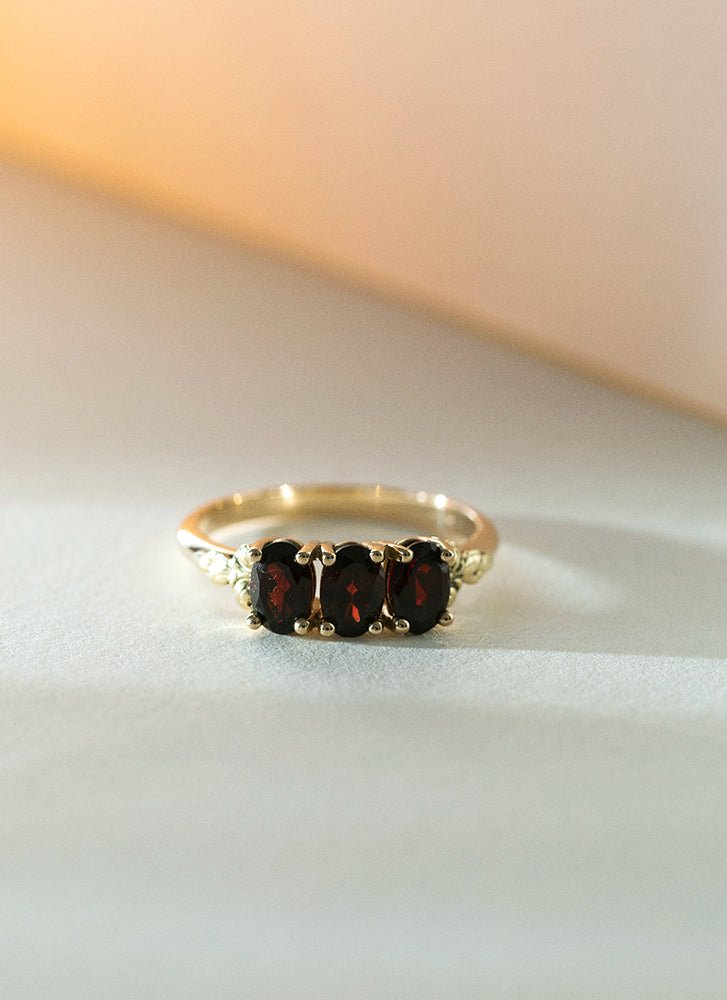 Max garnet ring 14k gold - Studio Kroewe