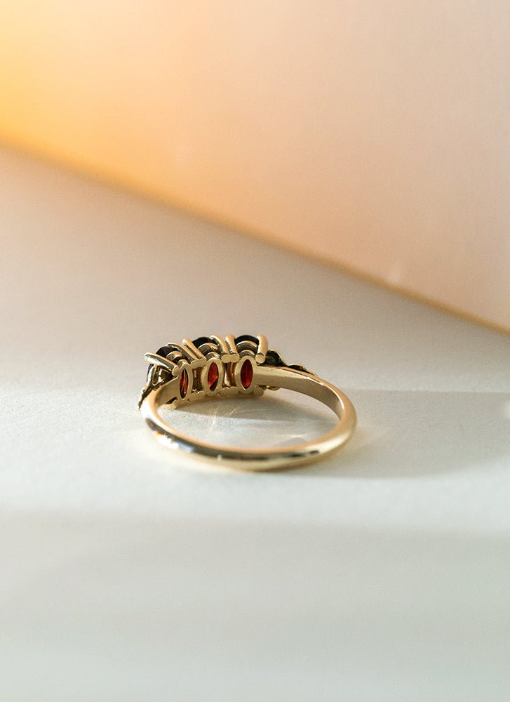 Max garnet ring 14k gold - Studio Kroewe