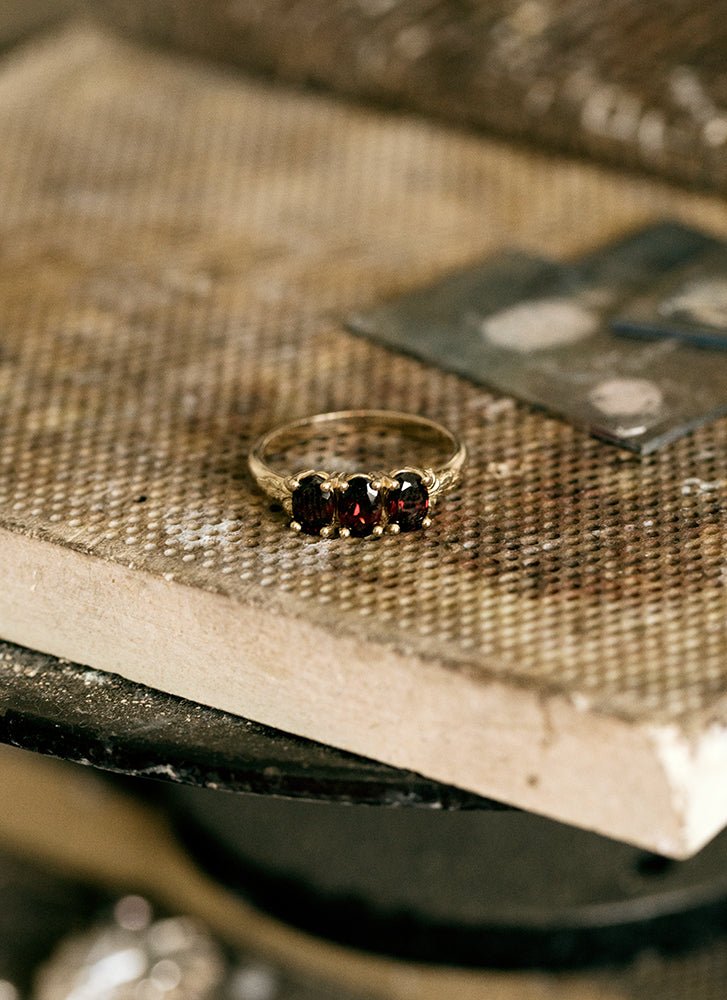 Max garnet ring 14k gold - Studio Kroewe