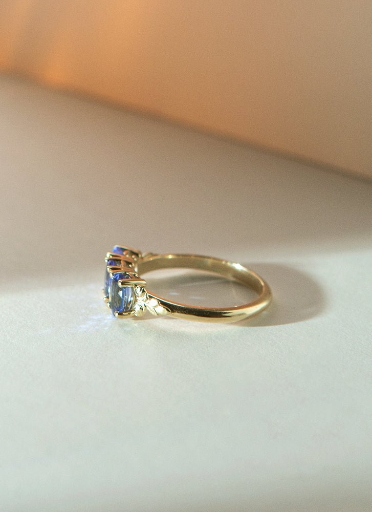 Max tanzanite ring 14k gold - Studio Kroewe