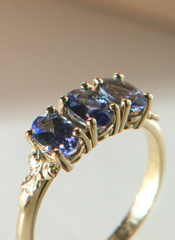 Max tanzanite ring 14k gold - Studio Kroewe