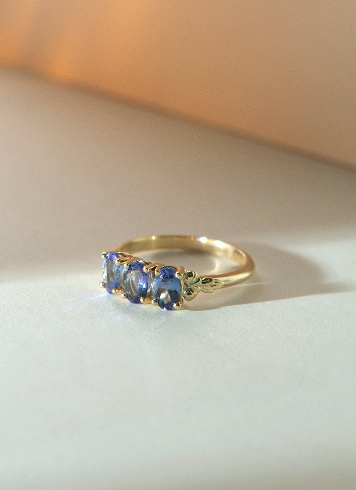 Max tanzanite ring 14k gold - Studio Kroewe