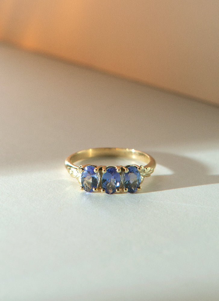 Max tanzanite ring 14k gold - Studio Kroewe