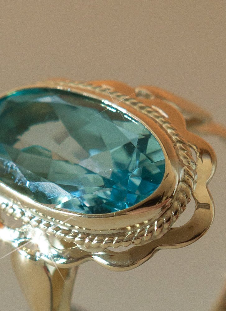 Poppy blue topaz ring 14k gold - Studio Kroewe