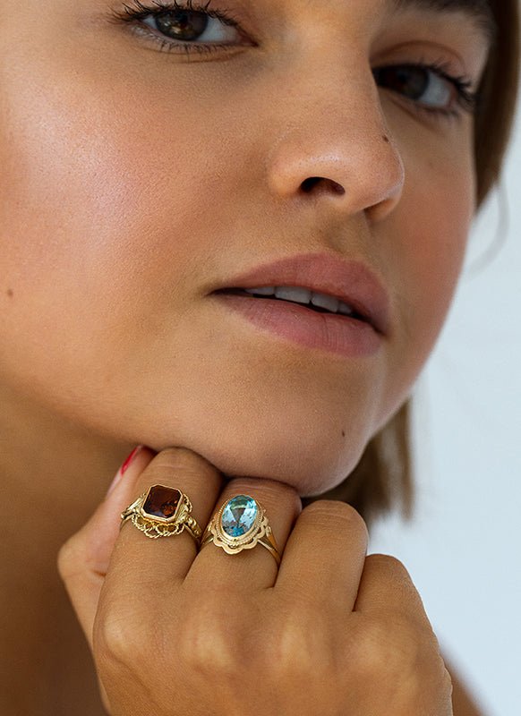 Poppy blue topaz ring 14k gold - Studio Kroewe