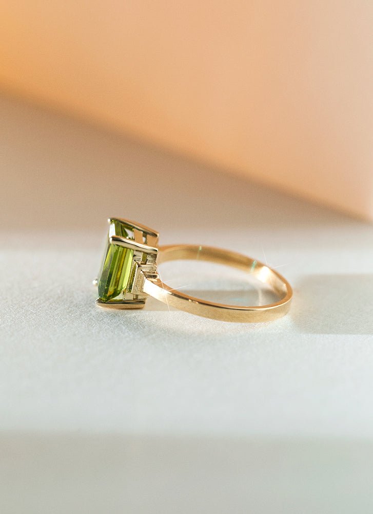 Rue peridot ring 14k gold - Studio Kroewe