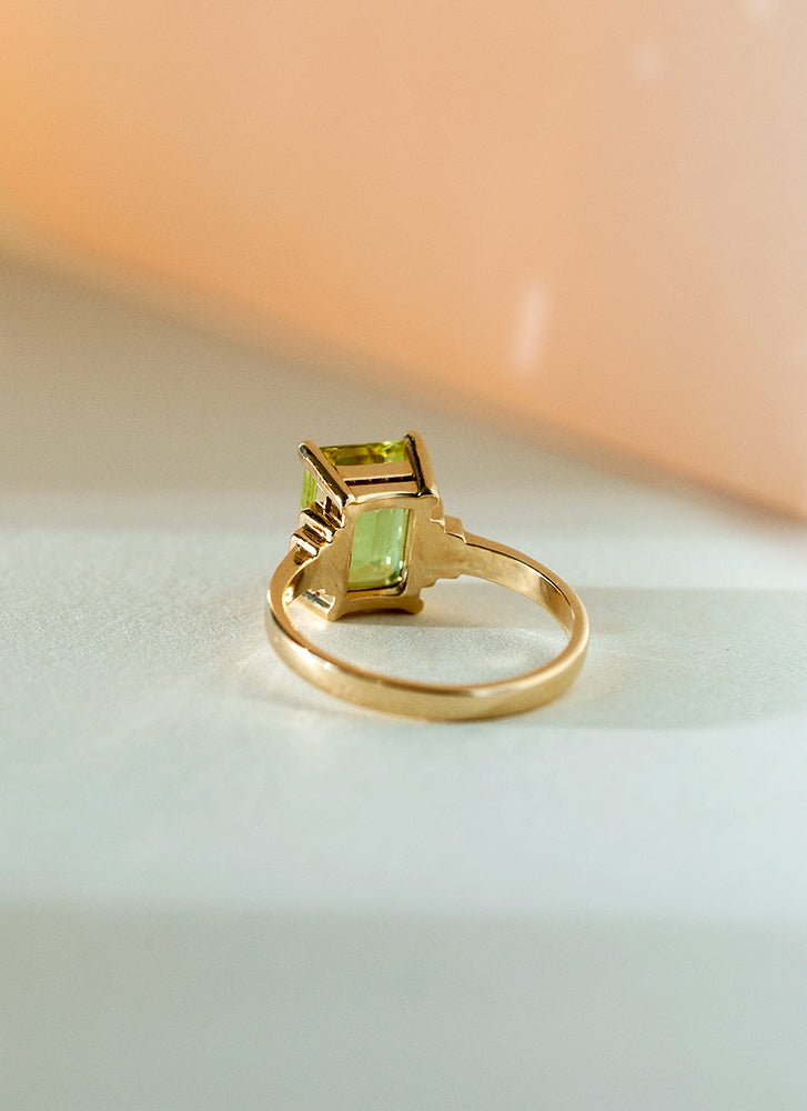 Rue peridot ring 14k gold - Studio Kroewe