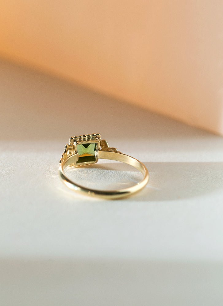Senda peridot ring 14k gold - Studio Kroewe