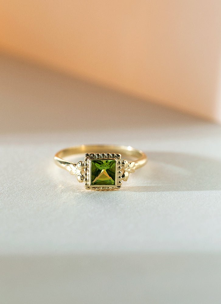 Senda peridot ring 14k gold - Studio Kroewe