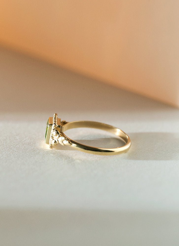 Senda peridot ring 14k gold - Studio Kroewe